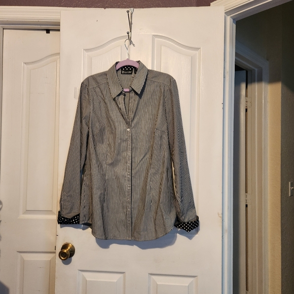 Womens long sleeve B/ W striped button down collar shirt - Picture 2 of 2